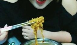 女子吃小瓜视频,瓜果美味，生活美好