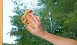 擦玻璃吃瓜视频,吃瓜群众变身清洁达人