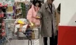 吃瓜商场裸奔,商场裸奔事件引发社会热议