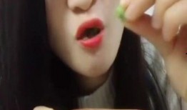 女子吃小瓜视频,瓜果美味，生活美好