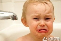 小孩吃瓜马上洗澡,小孩吃瓜后速速洗澡，享受清爽一夏