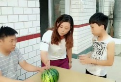 儿子和母亲吃瓜,一家人的甜蜜时光