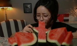 美少女吃瓜图片,一场甜蜜的吃瓜盛宴