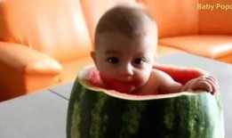 小孩吃瓜马上洗澡,小孩吃瓜后速速洗澡，享受清爽一夏