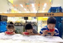 群众看小朋友吃瓜