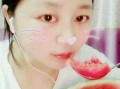 女子吃小瓜视频,瓜果美味，生活美好