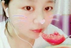 女子吃小瓜视频,瓜果美味，生活美好